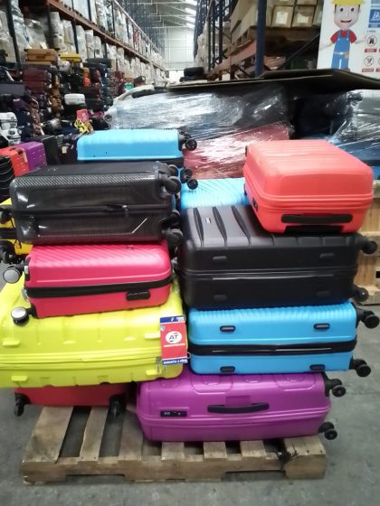 Lote conformado por: 15 Pzas Maletas para viaje