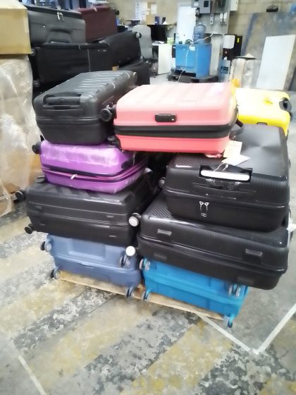 Lote conformado por: 15 Pzas Maletas para viaje