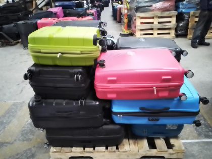 Lote conformado por: 15 Pzas Maletas para viaje