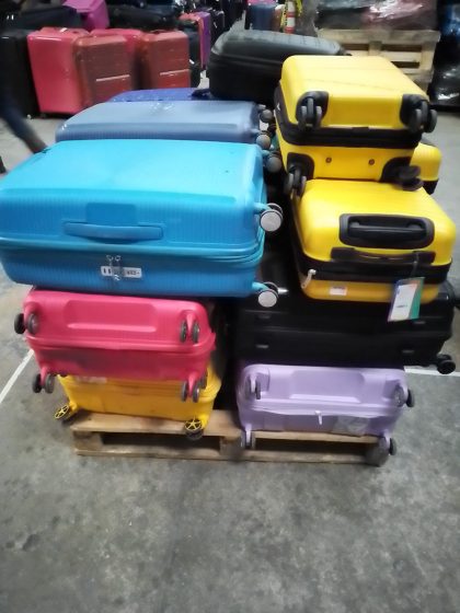 Lote conformado por: 15 Pzas Maletas para viaje