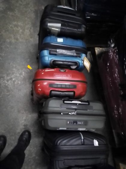 Lote conformado por: 15 Pzas Maletas para viaje