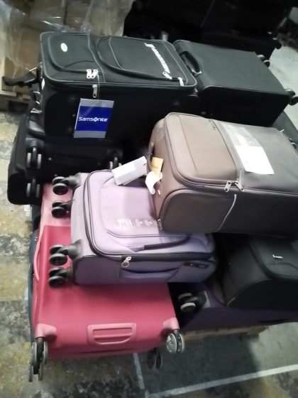 Lote conformado por: 15 Pzas Maletas para viaje