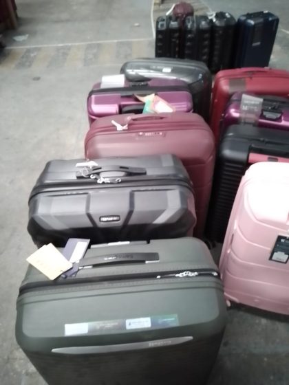 Lote conformado por: 15 Pzas Maletas para viaje