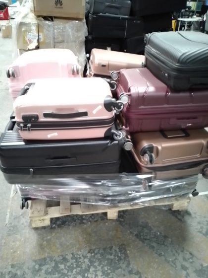 Lote conformado por: 15 Pzas Maletas para viaje