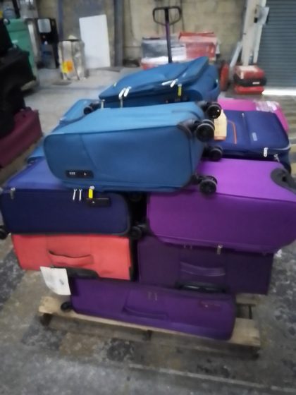 Lote conformado por: 15 Pzas Maletas para viaje