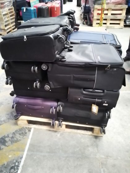 Lote conformado por: 15 Pzas Maletas para viaje
