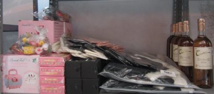 Lote conformado por: 76 pzas aprox mercancia diversa como: vino blanco, guantes de algod�n, chaqueta, coronas, gafas de sol, imanes magenticos y figuras coleccionables mario bros