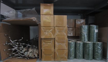 Lote conformado por: 74 pzas aprox mercancia diversa como: cintas, despachador de agua, estuches metalicos escolares y barras de metal