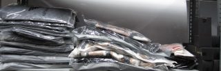 Lote conformado por: 49 pzas aprox mercancia diversa como: playeras, chamarras, abrigos, camisa, gafas de sol y guantes de algod�n.
