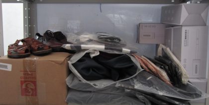 Lote conformado por: 49 pzas aprox mercancia diversa como: cepillo para inodoro, chamarras, varios calzados, camisas, guantes de algod�n y playeras.