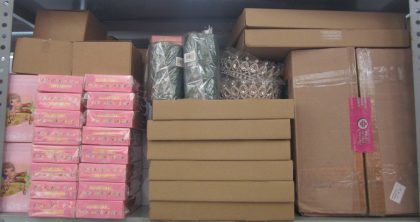 Lote conformado por: 680 pzas aprox mercancia diversa como: coronas, cintas, bolsas infantiles, charola para cupcake, estuches metalicos escolares, maletin de maquillaje, llaveros varios personajes y imanes de nevera.