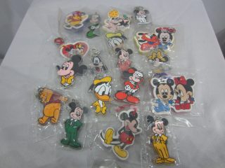 Lote conformado por: 680 pzas aprox mercancia diversa como: coronas, cintas, bolsas infantiles, charola para cupcake, estuches metalicos escolares, maletin de maquillaje, llaveros varios personajes y imanes de nevera.