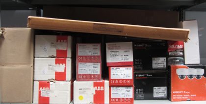 Lote conformado por: 39 Pzas aprox Materiales electricos y electronicos diversos