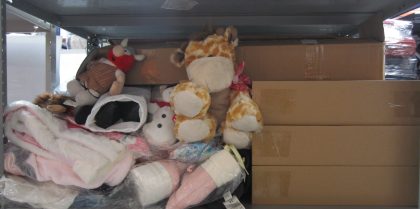Lote conformado por: 46 pzas aprox mercancia diversa como: cobija para bebe, sueter, varios calzados, ropa para bebe, chaqueta, sierra de mano plegable y despachador de agua.