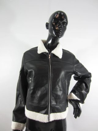 Lote conformado por: 46 pzas aprox mercancia diversa como: cobija para bebe, sueter, varios calzados, ropa para bebe, chaqueta, sierra de mano plegable y despachador de agua.