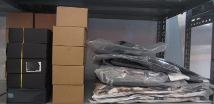 Lote conformado por: 56 pzas aprox mercancia diversa como: chamarra, abrigo, camisas, playeras, gafas de sol, posavasos para mesa y  varios calzados