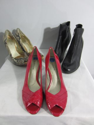 Lote conformado por: 56 pzas aprox mercancia diversa como: chamarra, abrigo, camisas, playeras, gafas de sol, posavasos para mesa y  varios calzados