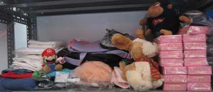 Lote conformado por: 65 pzas aprox mercancia diversa como: Mochilas, peluches, ropa para bebe, charola para cupcake, cortinas blancas, imanes magneticos, mascadas y toalla de mano.