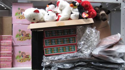 Lote conformado por: 46 pzas aprox mercancia diversa como: Peluches, coronas, posavasos para mesa, imanges magneticos, maletin de maquillaje, charolas para cupcake, blusas y chaquetas.