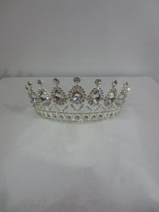 Lote conformado por: 46 pzas aprox mercancia diversa como: Peluches, coronas, posavasos para mesa, imanges magneticos, maletin de maquillaje, charolas para cupcake, blusas y chaquetas.