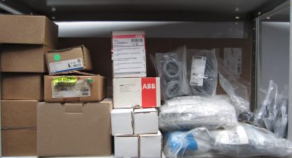 Lote conformado por: 56 Pzas aprox Materiales electricos y electronicos diversos