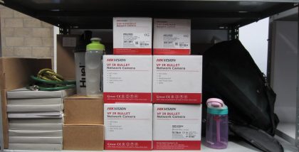 Lote conformado por: 33 pzas aprox mercancia diversa como: Camaras, posavasos para mesa, botellas de plasticos, manguera verde, mochilas, catalogo de ropa de dise�ador y cuerda elastica.