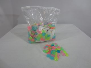Lote conformado por: 107 Pzas aprox de bienes diversos como: Maletines de Maquillaje Infantil y Piedras para Pecera