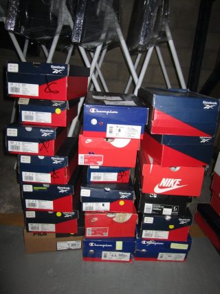 Lote conformado por:  19 Pares Aprox de Tenis Diversos