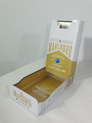 Lote conformado por:  900 Pzas estuche o contenedor metalico promocional para fumadores con un valor comercial de $3,150