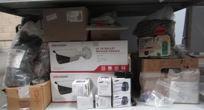 Lote conformado por: 27 Pzas aprox Materiales electricos y electronicos diversos