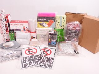 38 PZAS APROX DE BIENES DIVERSOS COMO: LICUADORA PORTÁTIL, STICKERS, REGADERA, CEPILLOS DE MICROFIBRA, LETREROS CON SEÑALAMIENTO, EXTRACTOR DE LECHE Y ETC.