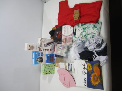 214 PZAS APROX DE BIENES DIVERSOS COMO: SOMBRERO, VESTIDOS, TRAJES DE BAÑO, SUDADERAS, PANTALONES, FAJAS, GORRAS Y ETC.