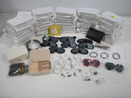 90 PZAS APROX DE BIENES DIVERSOS COMO: ARETES TIPO PIERCING, JUEGO DE VÁLVULA, GAFAS DE SOL, TABLERO DE LUZ PARA DIBUJO Y ETC.