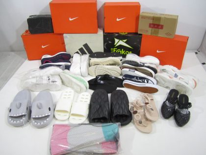72 PZAS APROX DE BIENES DIVERSOS COMO: TENIS, SANDALIAS, ZAPATOS, ALETAS DE BUCEO, BOTAS DE LLUVIA Y ETC.