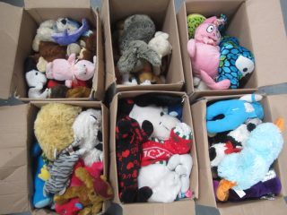 100 PZAS APROX PELUCHES USADOS