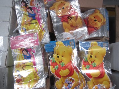 2500 PZAS APROX STICKERS DE PERSONAJES ANIMADOS