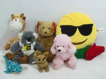 100 PZAS APROX PELUCHES USADOS