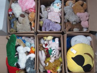 100 PZAS APROX PELUCHES USADOS