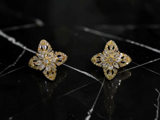 PENDIENTES CON SILUETA DE FLOR, JOYERÍA FINA DE BISUTERÍA DE ALTA RESISTENCIA Y DURABILIDAD.