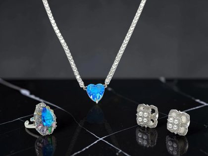 ANILLO CON PIEDRA COLOR AZUL - COLLAR CON DIJE DE CORAZÓN COLOR AZUL - PENDIENTES  DE TRÉBOL, JOYERÍA FINA CON INCRUSTACIONES DE ZIRCONIA