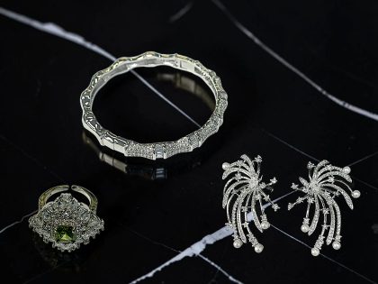 PENDIENTES DE COMETA - ANILLO DE COCTEL CON CRISTAL VERDE OLIVO - BRAZALETE RÍGIDO ESTILO BAMBÚ, JOYERÍA FINA DE BISUTERÍA DE ALTA RESISTENCIA Y DURABILIDAD.