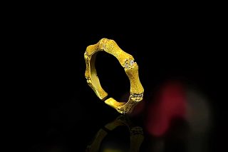 PENDIENTES DE SILUETA OVALADA - ANILLO - COLLAR CON DIJE OVALADO, JOYERÍA FINA JOYERÍA FINA CON INCRUSTACIONES DE ZIRCONIAS.