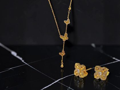 COLLAR DORADO CON DIJES DE MARIPOSAS -PENDIENTES DE BROQUEL CON DISEÑO FLORAL JOYERIA FINA DE BISUTERÍA DE ALTA RESISTENCIA Y DURABILIDAD.