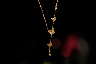 COLLAR DORADO CON DIJES DE MARIPOSAS -PENDIENTES DE BROQUEL CON DISEÑO FLORAL JOYERIA FINA DE BISUTERÍA DE ALTA RESISTENCIA Y DURABILIDAD.