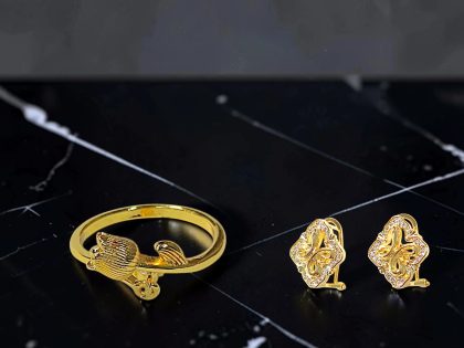 PAR DE PENDIENTES EN FORMA DE NUDO -  ANILLO  CON SILUETA DE TULIPÁN. JOYERIA FINA DE BISUTERÍA DE ALTA RESISTENCIA Y DURABILIDAD.