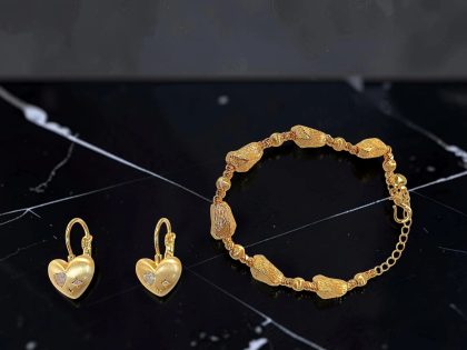 PULSERA COMPUESTA POR CUENTAS GRUESAS - PENDIENTES EN FORMA DE CORAZÓN, JOYERIA FINA EN CHAPA DE ORO CON INSCRUSTACIONES DE ZIRCONIAS.