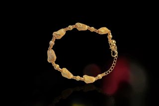 PULSERA COMPUESTA POR CUENTAS GRUESAS - PENDIENTES EN FORMA DE CORAZÓN, JOYERIA FINA EN CHAPA DE ORO CON INSCRUSTACIONES DE ZIRCONIAS.