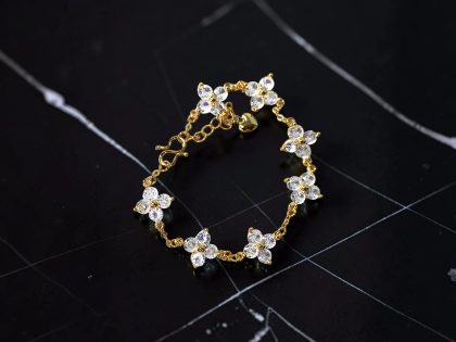 PULSERA DELGADA CON TRÉBOLES, JOYERIA FINA EN CHAPA DE ORO CON INSCRUSTACIONES DE ZIRCONIAS.