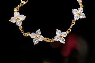 PULSERA DELGADA CON TRÉBOLES, JOYERIA FINA EN CHAPA DE ORO CON INSCRUSTACIONES DE ZIRCONIAS.