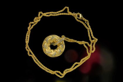 COLLAR CON DIJE  EN FORMA DE ARGOLLA, JOYERIA FINA DE BISUTERÍA DE ALTA RESISTENCIA Y DURABILIDAD.